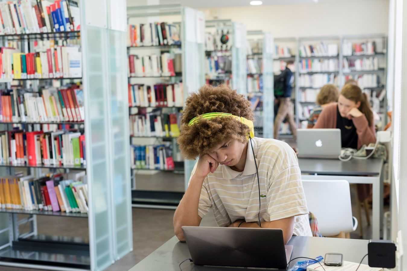 Student in the Nancy campus library, 2016