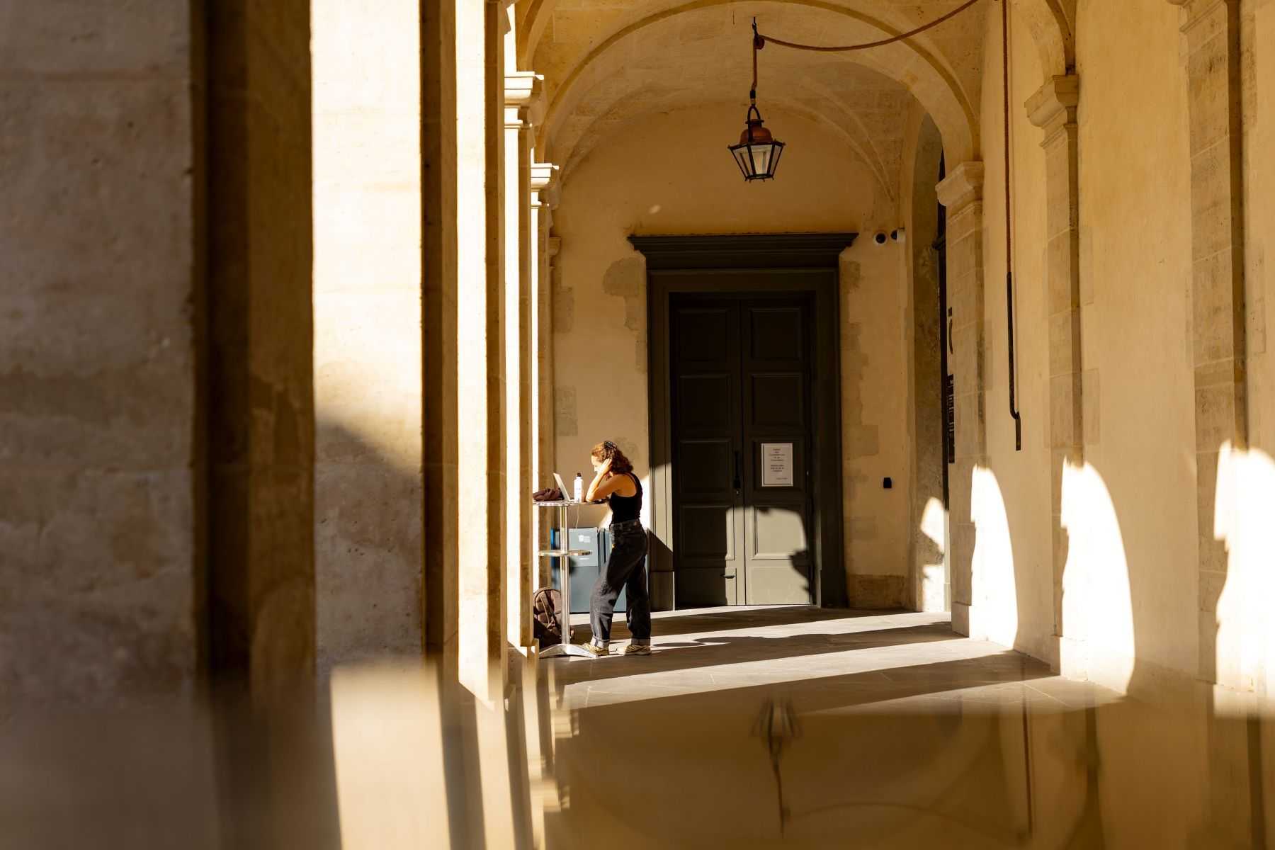 A figure on the Sciences Po Saint Thomas campus
