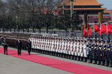Le président Hollande passe en revue un régiment de soldats chinois avec le président chinois Xi Jinping
