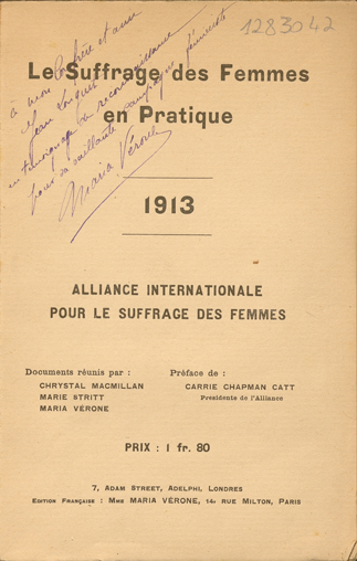 Dédicace de Maria Vérone dans : Le suffrage des femmes en pratique. Documents réunis par Chrystal Macmillan, Marie Stritt, Maria Vérone. Paris : Mme Maria Verone, 