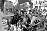 Jeunes célébrant la victoire du « Non » dans les rues de Santiago