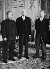 De Gaulle, M. Couve de Murville et l’ambassadeur chinois Huang Chen, le 6 juin 1964
