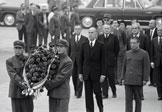 Le président Giscard d'Estaing s'avançant pour déposer une couronne de fleurs à Pékin le 16 octobre 1980