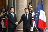 Le président N. Sarkozy et le président chinois Hu Jintao se serrent la main sur le perron de l'Elysée le 4 novembre 2011