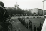 Soldats face au Mur de Berlin le 10 novembre 1989