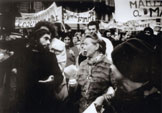 Simone de Beauvoir participant à la manifestation en faveur de la contraception et de l'avortement, Paris, 1971