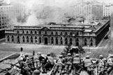 Le Palais de la Moneda attaqué par l'armée, 11 sept. 1973