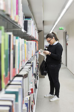 Rayonnage dans une salles de lecture au 27SG