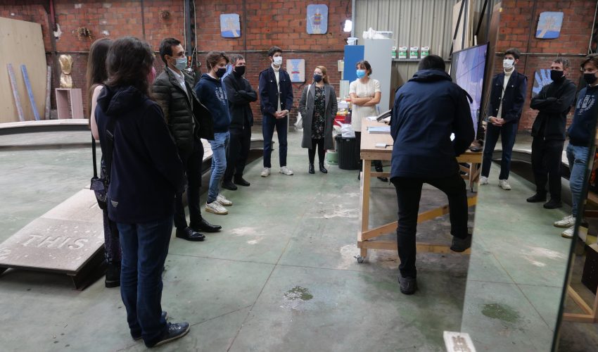 L'artiste Ivan Argote et les étudiants dans son atelier