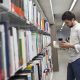 Un étudiant vacataire de la bibliothèque en salle de lecture