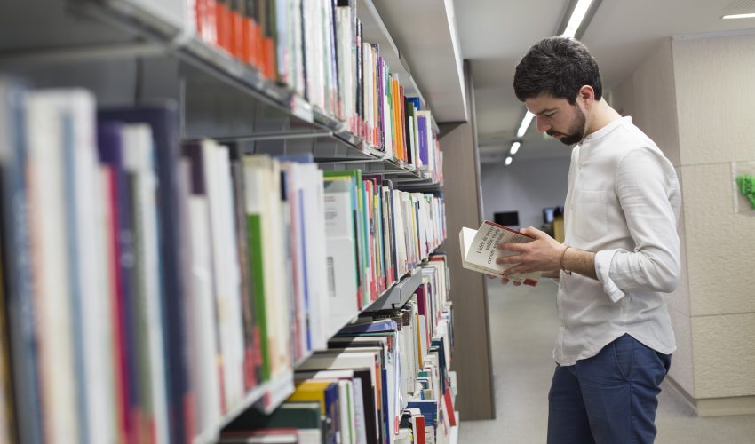 Un étudiant vacataire de la bibliothèque en salle de lecture