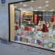 La vitrine de la librairie sur le boulevard Saint-Germain