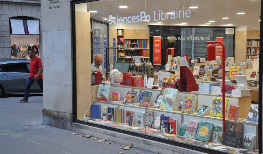 La vitrine de la librairie sur le boulevard Saint-Germain