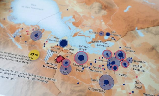 Extrait de la double page « La vallée du sable » issue de l'Atlas du numérique. Photo : © Patrice Mitrano / Sciences Po