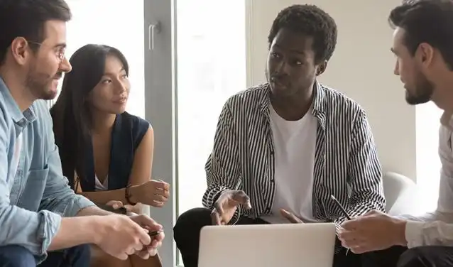 Quatre étudiants discutent