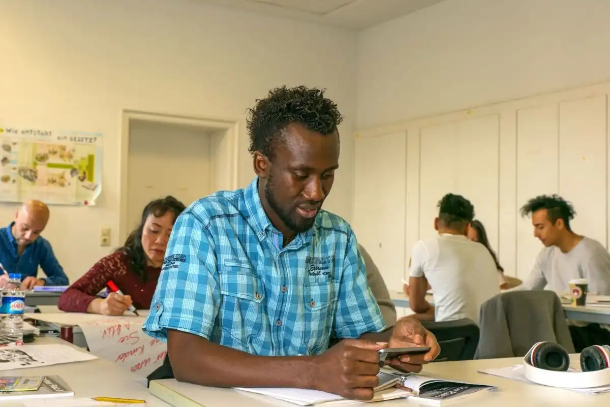 des migrants apprennant une langue étrangère dans une école européenne, dans le cadre de cours d'intégration. Europe, Allemagne, Halle (Saale), 05/12/2017