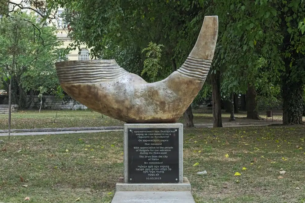 Memorial monument installed by the Jewish community, to thank the Bulgarians who helped save them during the Holocaust.