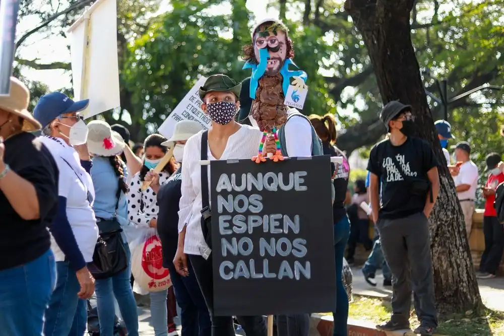 A woman holds a placard with a message against the government of Nayib Bukele in San Salvador, January 2022.