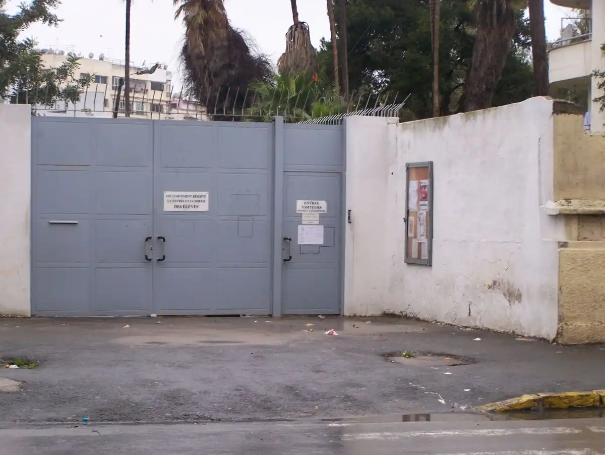 Portail d'entrée d'une école primaire à Casablanca