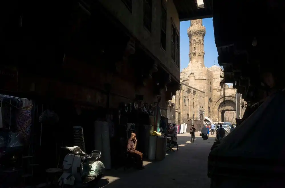 Tunnel encadrant la tour de minaret et la porte de la ville de Bab Zuweila au Caire.