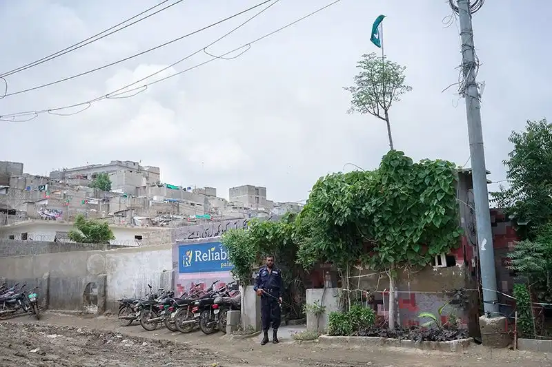 Poste de contrôle des Rangers Security Guards (RSG) en bordure du quartier ouvrier de Zia Colony.