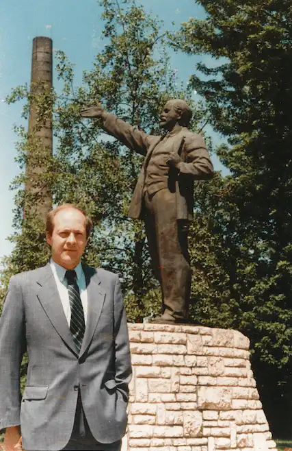 Jacques Rupnik devant la statue de Lénine (Roumanie 1988)