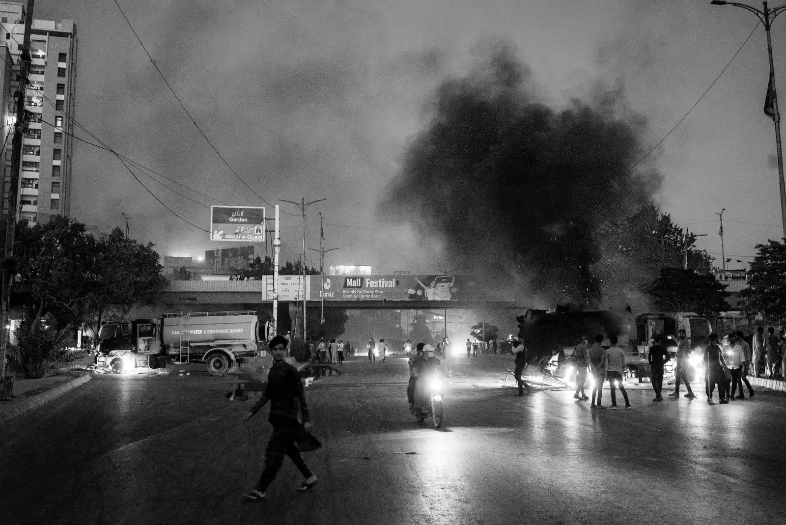 Scène d’émeute à la suite de l’arrestation de l’ex-Premier ministre Imran Khan, Karachi, 9 mai 2023. Photo L. Gayer