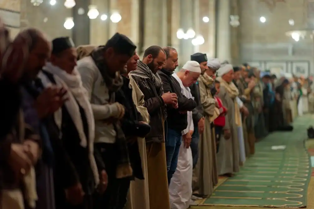 5 janvier 2023 : Des musulmans prient dans la mosquée El Refai, dans le vieux Caire.