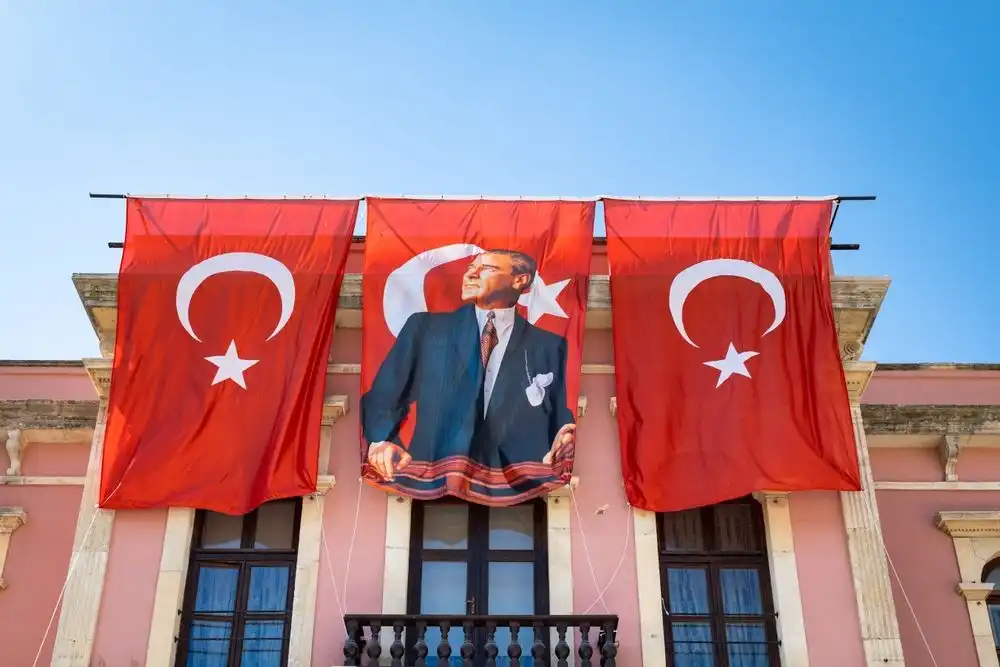 Edirne, Turquie - août 2022, portrait de Mustafa Kemal Ataturk et drapeau turc sur le bâtiment du gouvernement en Turquie.