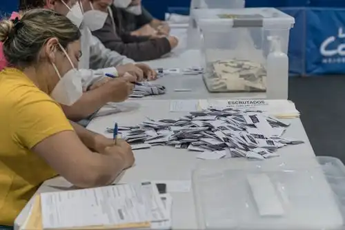 Opération de vérification du comptage des voix lors du référendum sur la modification de la Constitution au Chili (Octobre 2020).
