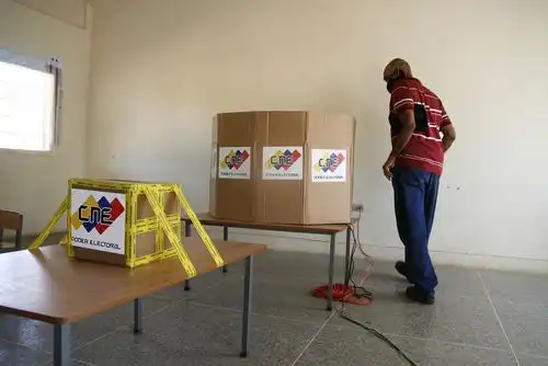 Electeur vénézuelien dans un bureau de vote lors des élections législatives de décembre 2020.