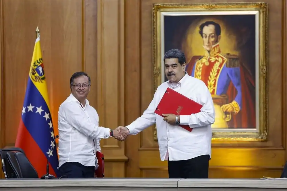 Caracas, 1er novembre 2022, Nicolas Maduro et Gustavo Petro signent un accord au Palais de Miraflores.