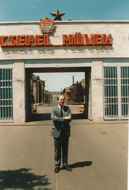 Devant l'usine à Csepel, banlieue de Budapest, ultime bastion de la résistance, pendant l'écrasement par les chars soviétiques de la révolution hongroise de 1956.