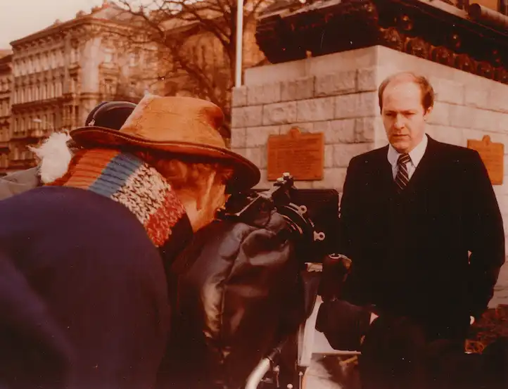 Jacques Rupnik devant le monument d’un tank soviétique, arrivé en mai 1945 (Berlin-Est 1987)