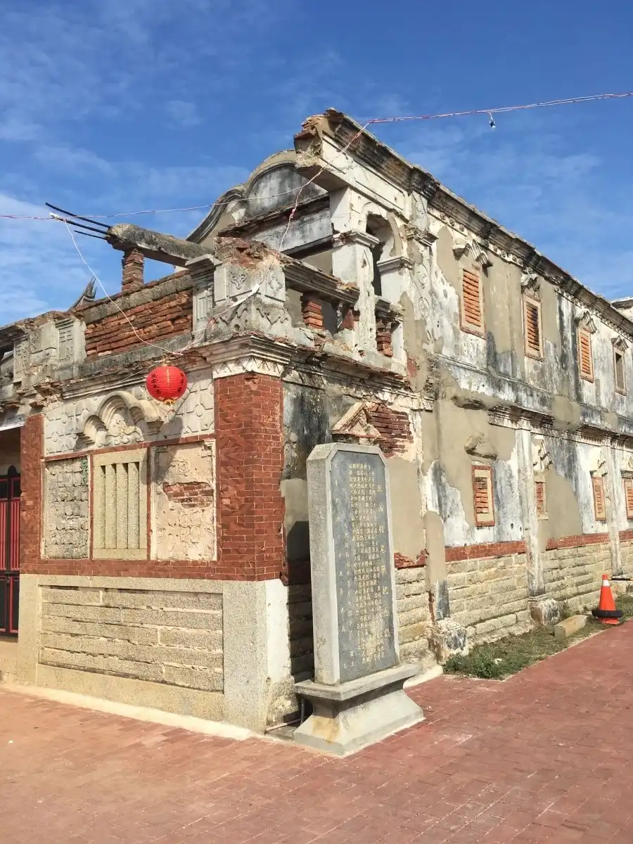 Maison combinant des éléments architecturaux typiques du Fujian du Sud et de style occidental à Beishan, Kinmen. Les murs portent des impacts de balles tirées par les communistes lors de leur tentative d’invasion en octobre 1949. 14 décembre 2017.