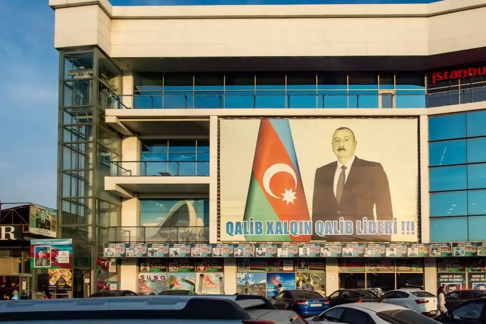 Affiche du président azerbaïdjanais Ilham Aliyev dans un centre commercial dans la banlieue de Bakou, septembre 2024.