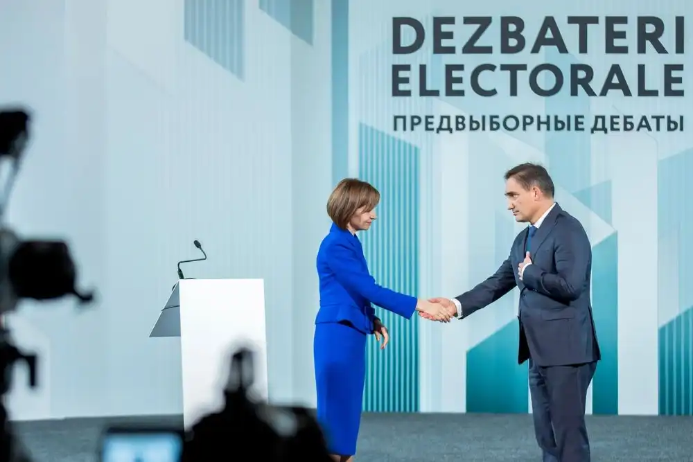 27 octobre 2024, les candidats à l'élection présidentielle Maia Sandu et Alexandr Stoianoglo se serrent la main avant le second tour de l'élection présidentielle.