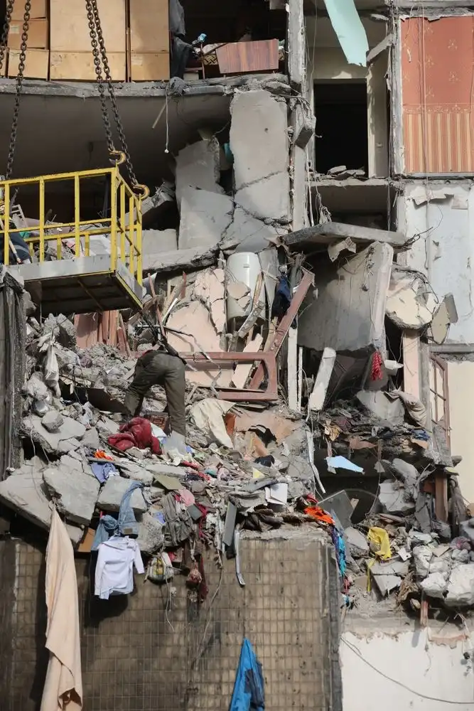 Odessa, 3 mars 2024. À la suite de l'attaque à la roquette à Odessa, un immeuble résidentiel a été endommagé par des tirs de roquettes, où, selon les services, 11 personnes, des enfants, ont été tués.