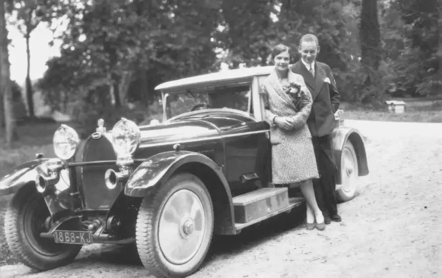 Jacques Warnier et Germaine née Durand-Viel devant leur Bugatti type 41 en 1929