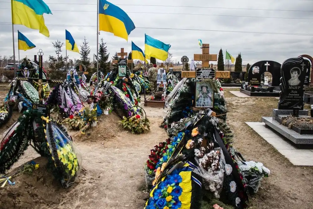 Irpin, 10 mars 2023, partie du cimetière réservé aux soldats ukrainiens morts pendant la bataille d'Irpin.