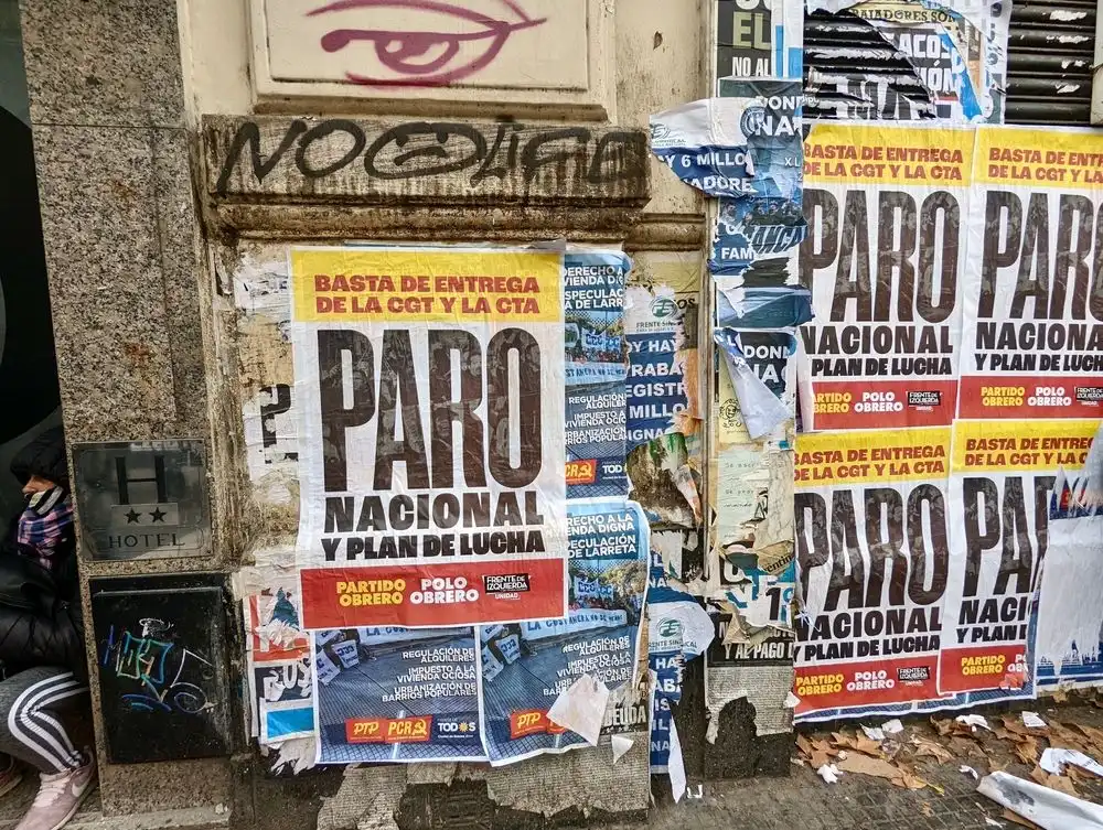 Buenos Aires, Argentine, 4 août 2022, des affiches du Parti des travailleurs sur le mur de la ville près du bâtiment de l'ANMAT appelant à une grève nationale et à un plan de combat.