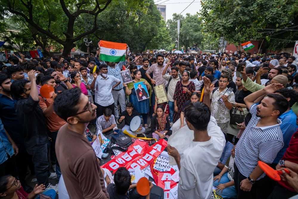 New Delhi, Inde - 19 juillet 2026 : Des Personnes se rassemblent lors d'une manifestation organisée par le Parti Cockroach Janta (CJP) à Jantar Mantar
