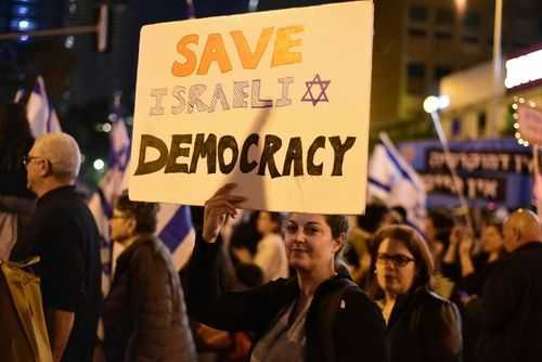 TEL AVIV, ISRAËL - 25 février 2023 : Manifestation d'Israéliens à Tel Aviv contre le coup d'Etat judiciaire de Netanyahu