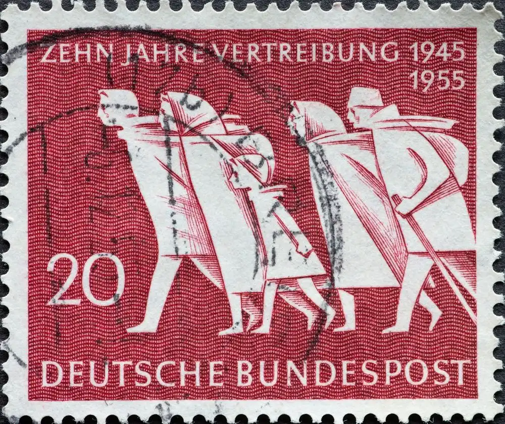 Timbre, typique de l’iconographie mémorielle de la fuite et l’expulsion, édité par la poste fédérale allemande à l’occasion des dix ans des expulsions, témoigne de la volonté officielle de maintenir cet événement en mémoire