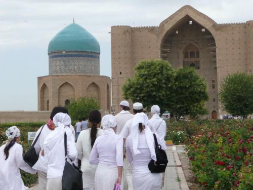 Pèlerinage au mausolée de Ahmet Yassawi, ville de Turkestan, Sud du Kazakhstan, juin 2008.