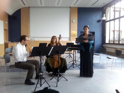 Rebekah Ahrendt (viole de gambe), Michal Okon (chant) et Frédéric Ramel (flûte à bec).