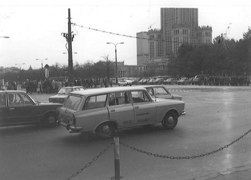 Devant le pałac Kultury, le palais de la culture, bâtiment offert par Staline, Varsovie, 1984.