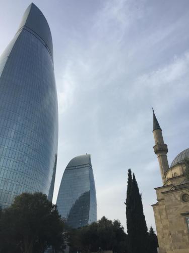 Vue du parc et du cimetière des martyrs, avec une mosquée turque, et les Flame Towers, qui symbolisent Bakou. 