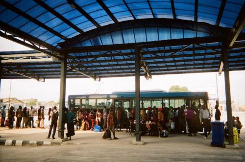 Des passagers font la queue avant de monter à bord du bus au terminal d'Oshodi nouvellement inauguré, Lagos, mars 2020.