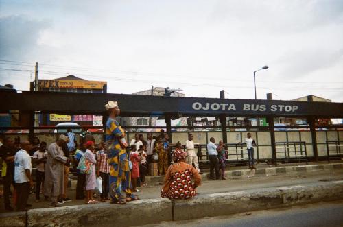 Des passagers attendent le bus à l'arrêt Ojota, Lagos, février 2020.